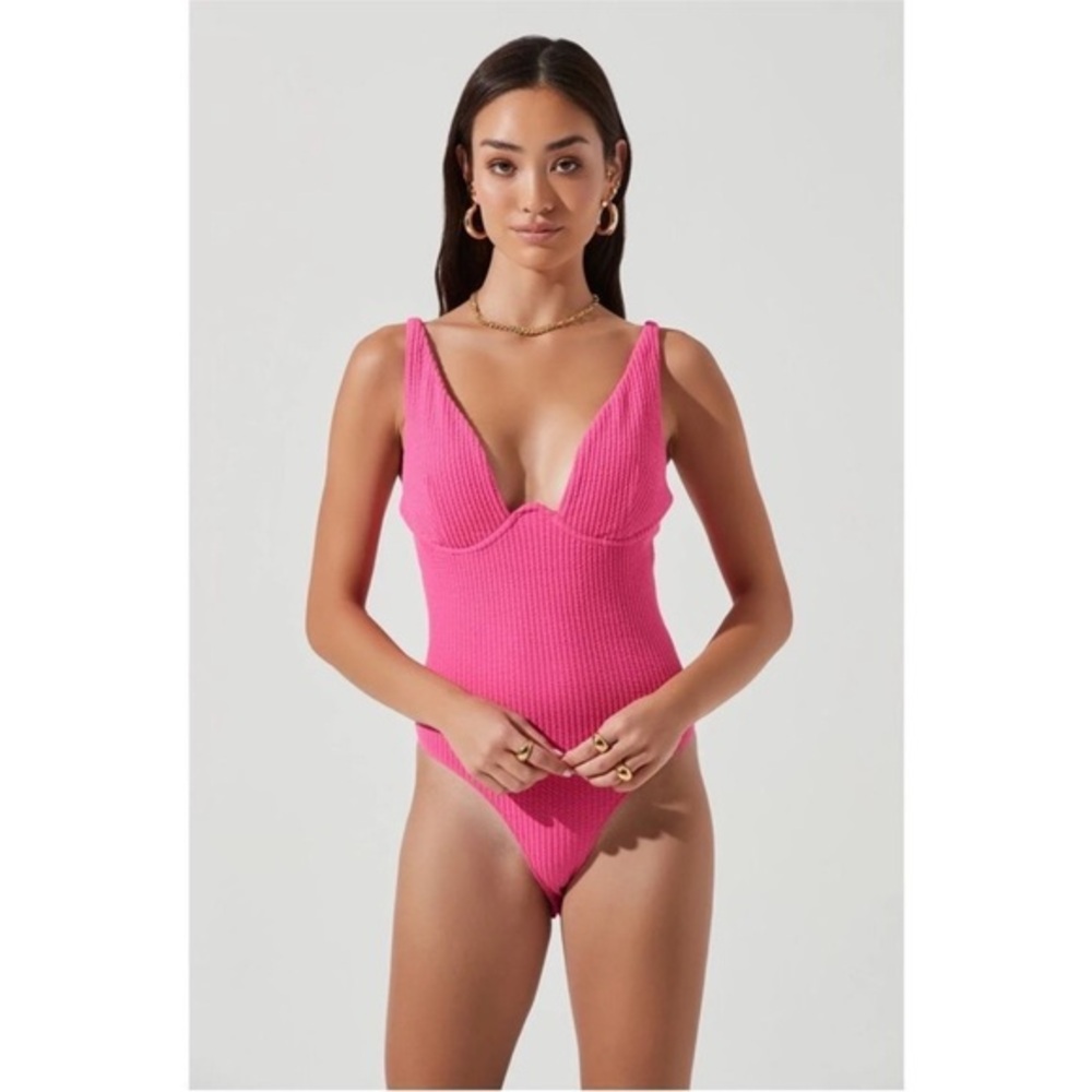 ASTR fuchsia pink sleeveless textured jax bodysuit S